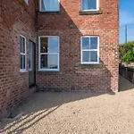 Host & Stay - Greenside