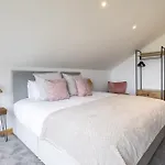 Host & Stay - Crackin\' View