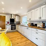 The Oak Apartment