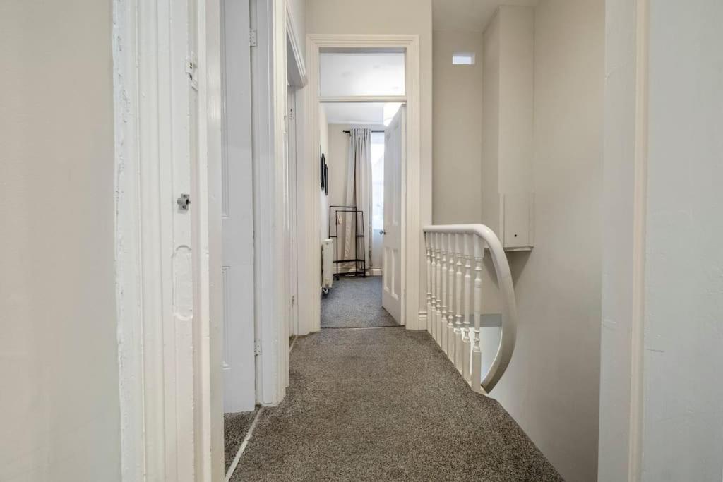 Beautiful With Parking Apartment Hexham