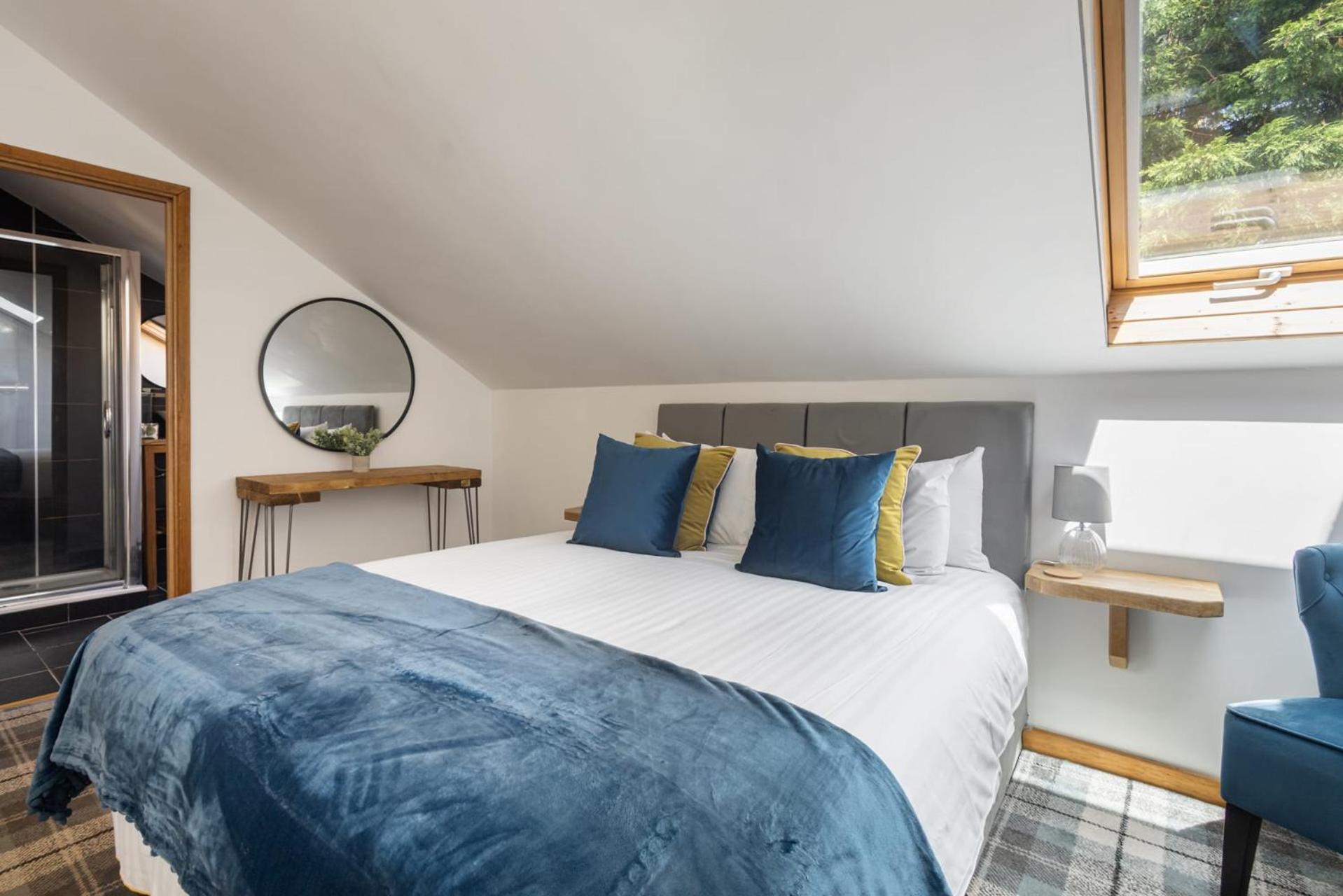 Host & - Crackin' View * Hexham